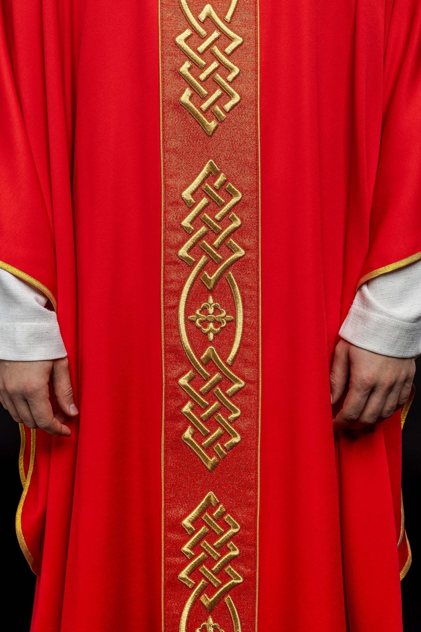 Chasuble brodée Croix - Rouge KOR/266/02/53 - CHASUBLES.FR