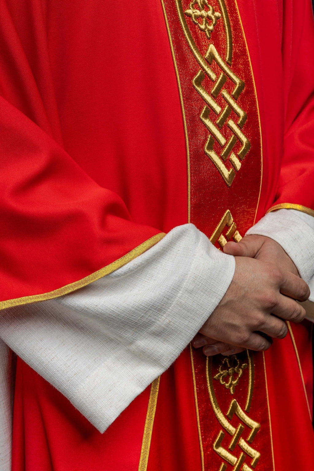 Chasuble brodée Croix - Rouge KOR/266/02/53 - CHASUBLES.FR