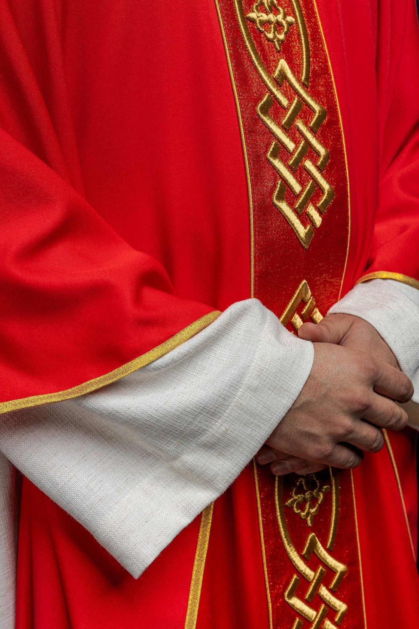 Chasuble brodée Croix - Rouge KOR/266/02/53 - CHASUBLES.FR