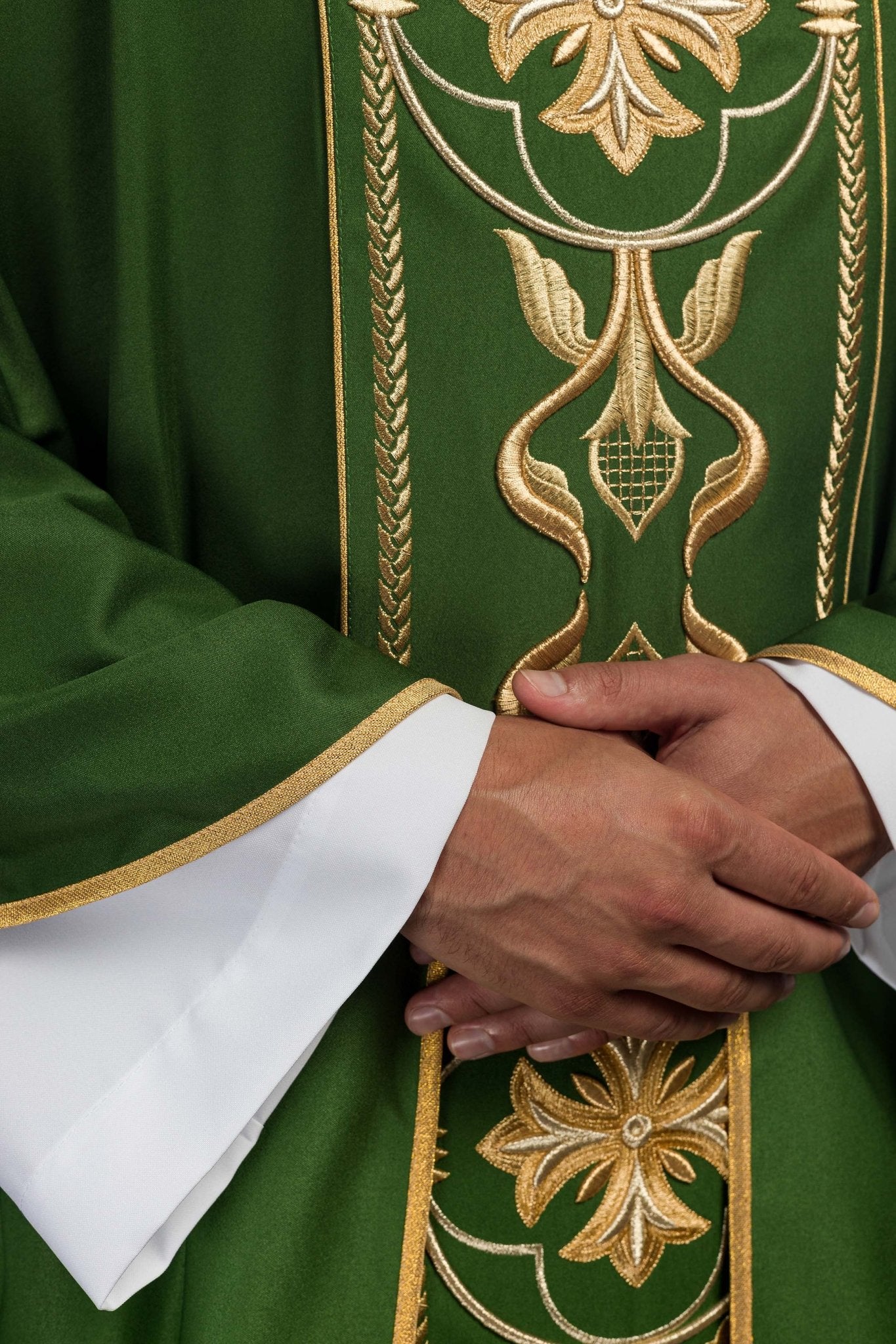 Chasuble brodée Croix verte KOR/267/01/53 - CHASUBLES.FR