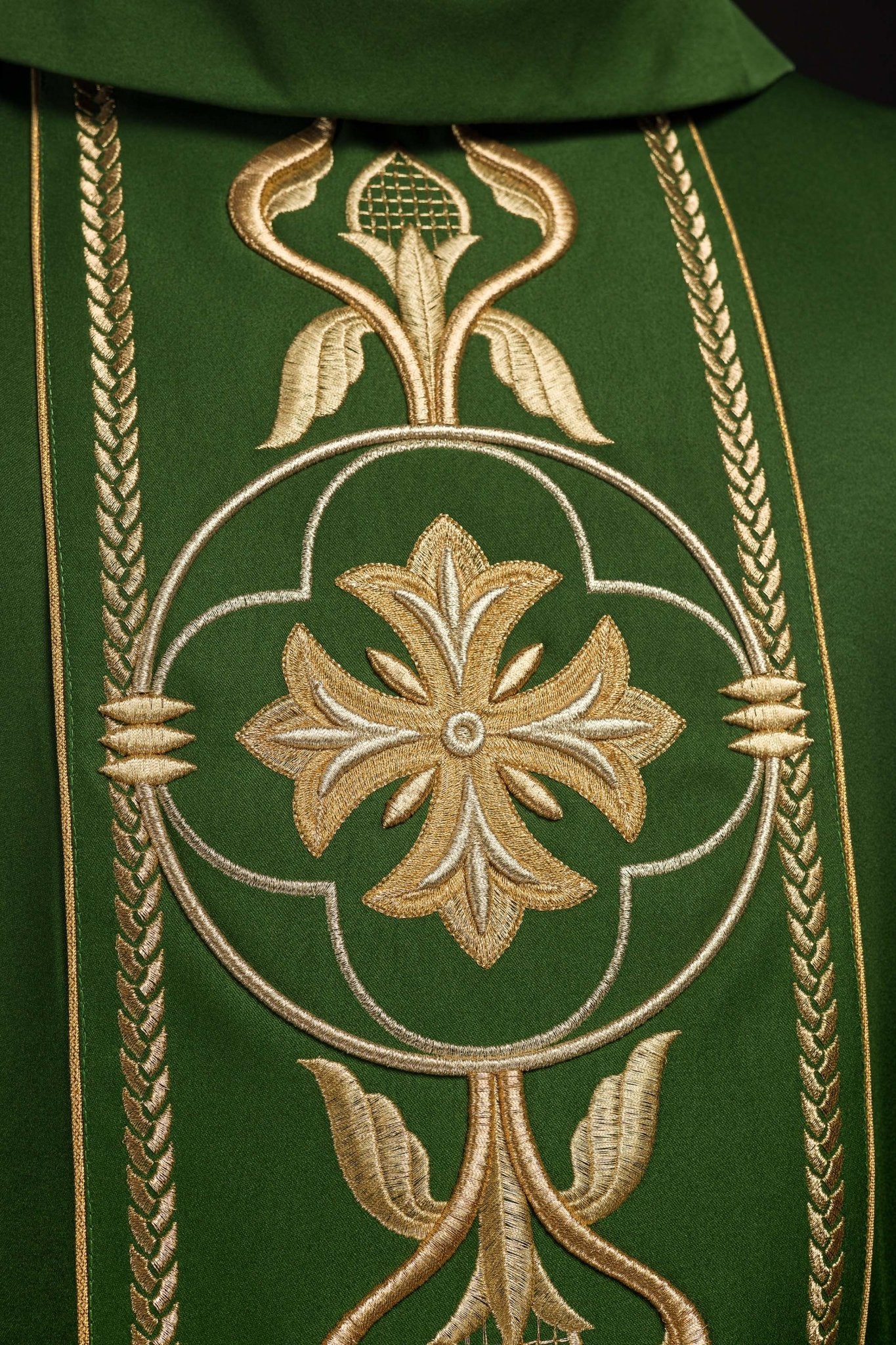 Chasuble brodée Croix verte KOR/267/01/53 - CHASUBLES.FR