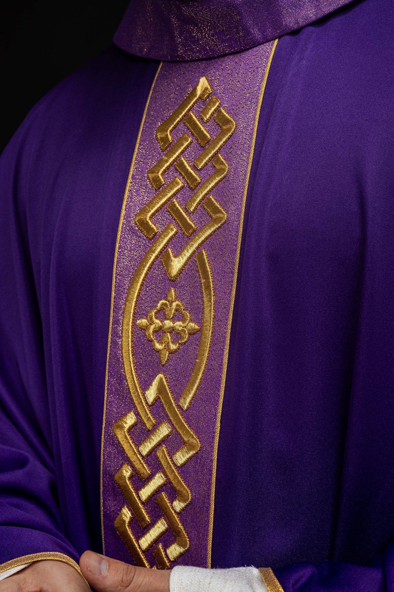 Chasuble brodée Croix violette KOR/266/03/53 - CHASUBLES.FR