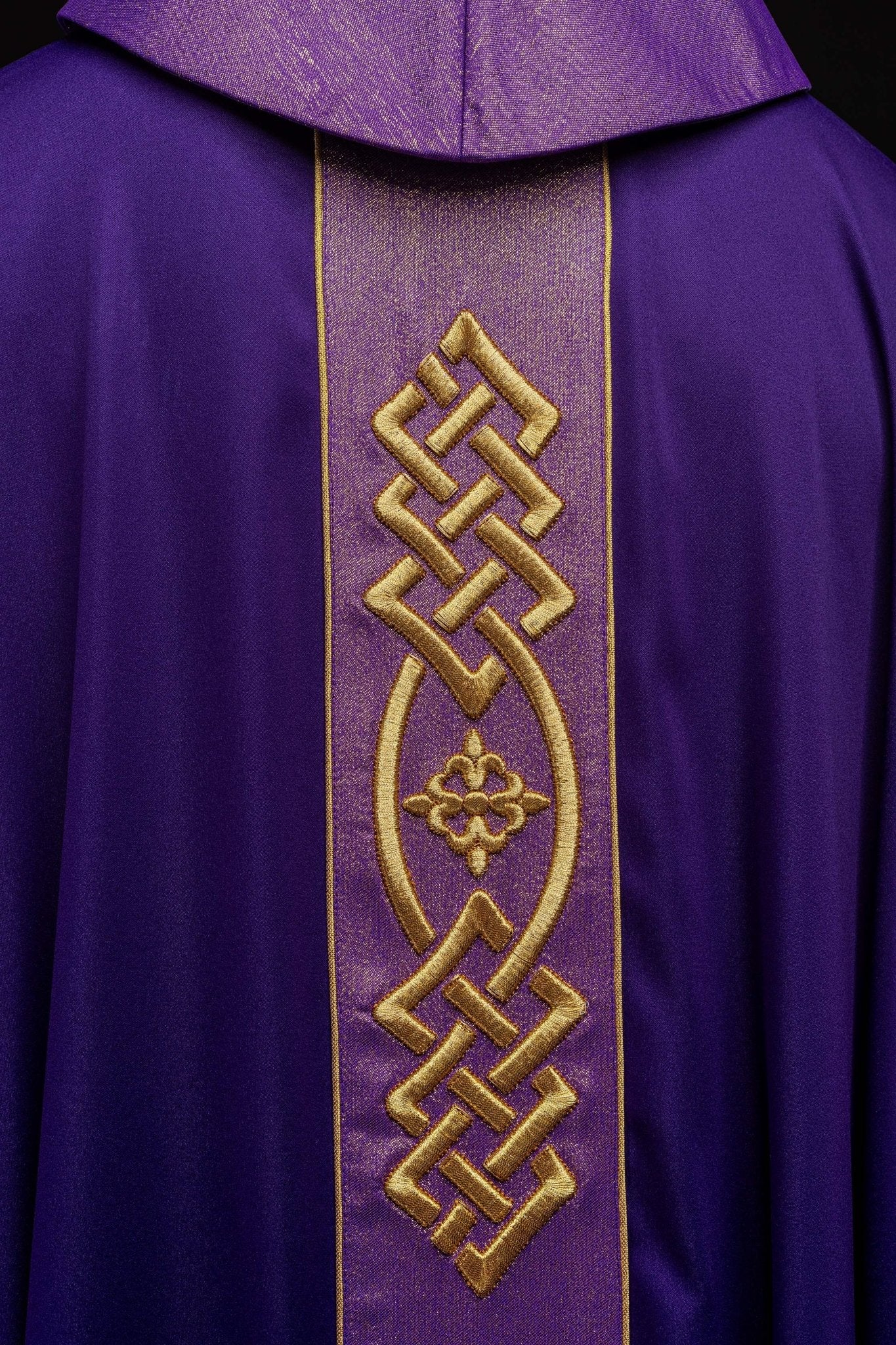 Chasuble brodée Croix violette KOR/266/03/53 - CHASUBLES.FR