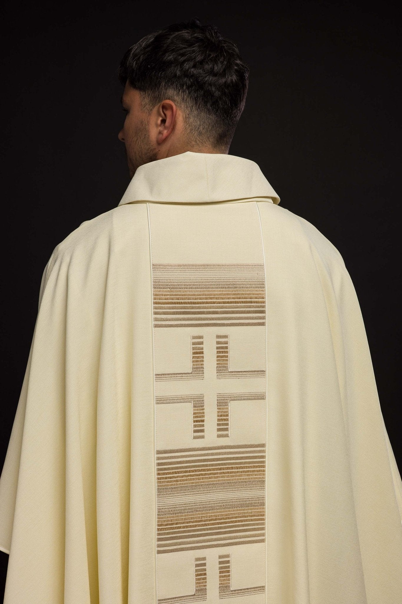 Chasuble brodée de croix en écru HA7032 - 05 ECRU - CHASUBLES.FR