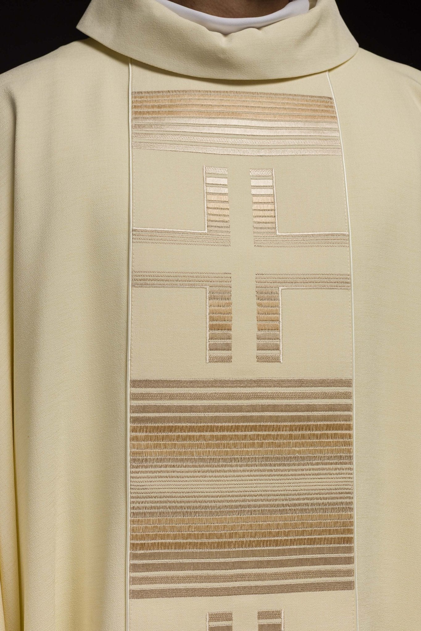 Chasuble brodée de croix en écru HA7032 - 05 ECRU - CHASUBLES.FR