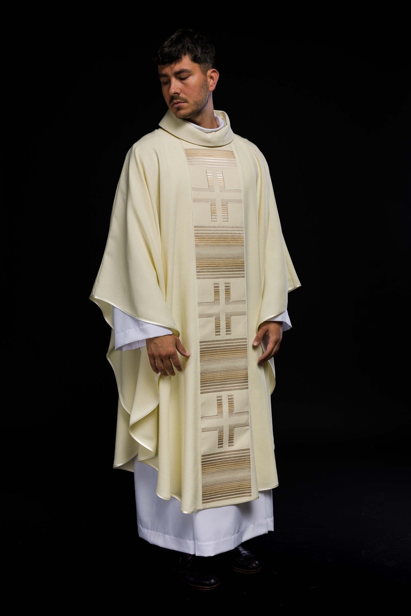 Chasuble brodée de croix en écru HA7032 - 05 ECRU - CHASUBLES.FR