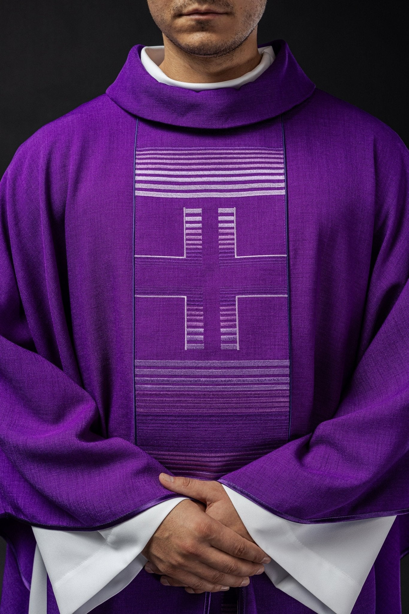 Chasuble brodée de croix en violet HA7032 - 03 FIOLET - CHASUBLES.FR