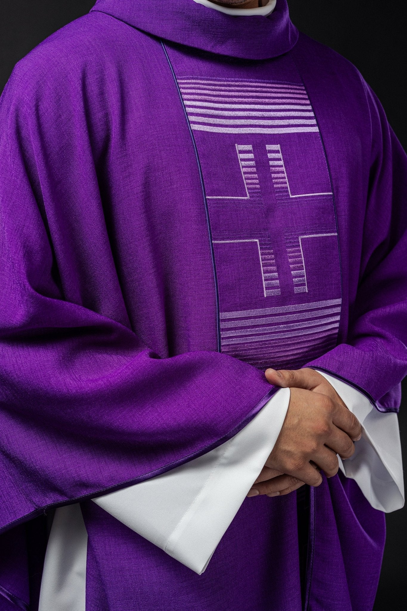 Chasuble brodée de croix en violet HA7032 - 03 FIOLET - CHASUBLES.FR