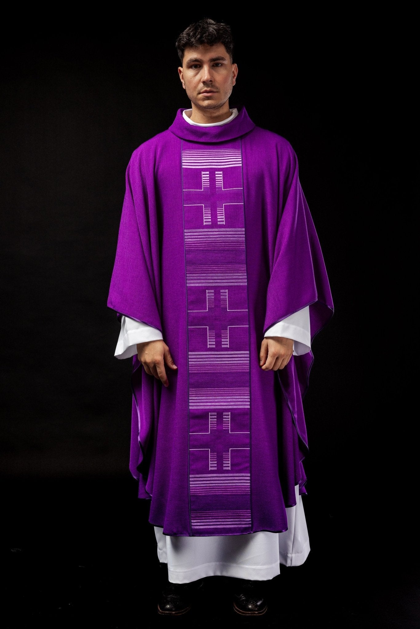 Chasuble brodée de croix en violet HA7032 - 03 FIOLET - CHASUBLES.FR