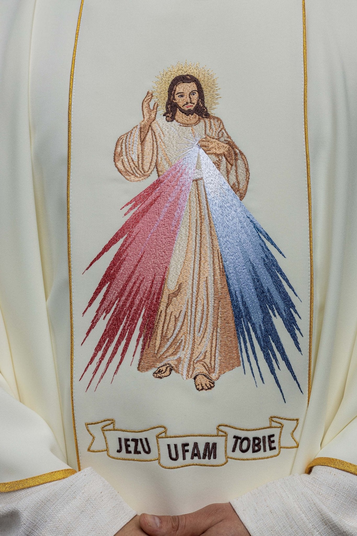 Chasuble brodée de Jésus Miséricordieux et IHS écru KOR/113/05/01 ECRU - CHASUBLES.FR