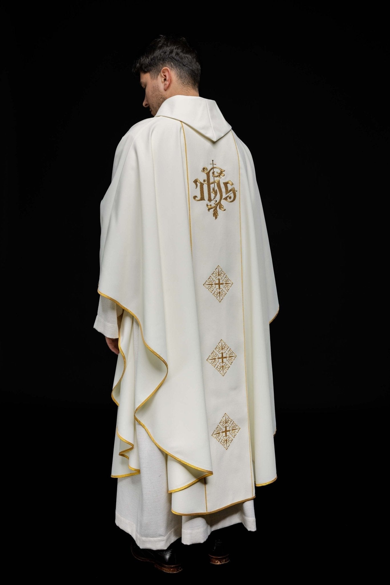 Chasuble brodée de Jésus Miséricordieux et IHS écru KOR/113/05/01 ECRU - CHASUBLES.FR