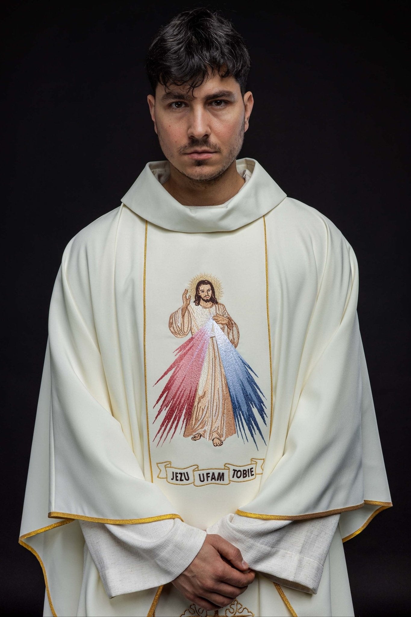 Chasuble brodée de Jésus Miséricordieux et IHS écru KOR/113/05/01 ECRU - CHASUBLES.FR