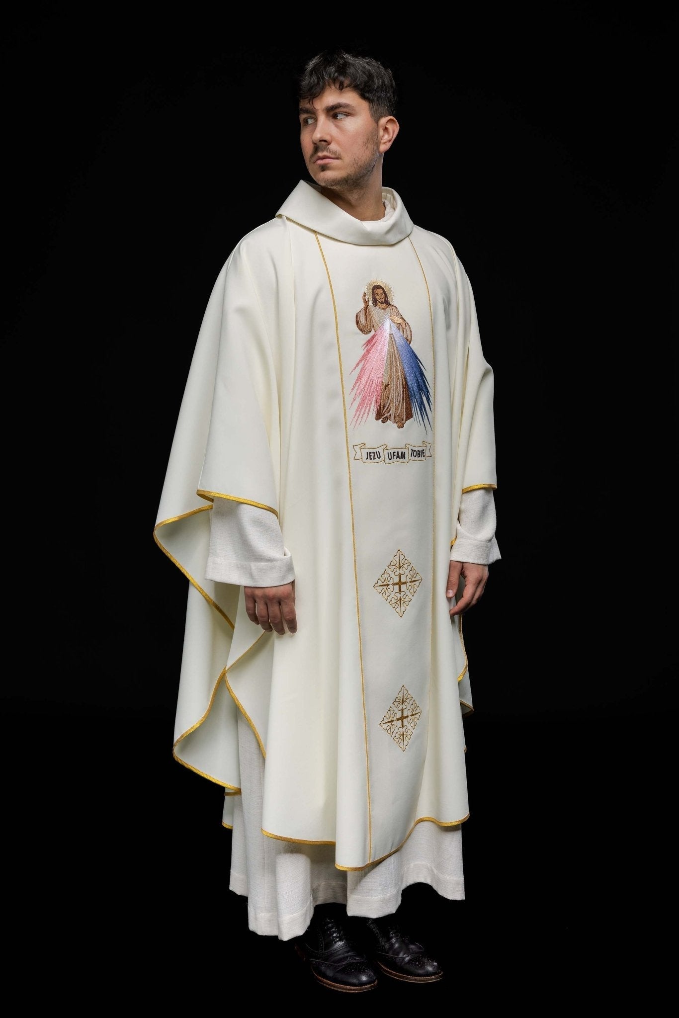 Chasuble brodée de Jésus Miséricordieux et IHS écru KOR/113/05/01 ECRU - CHASUBLES.FR
