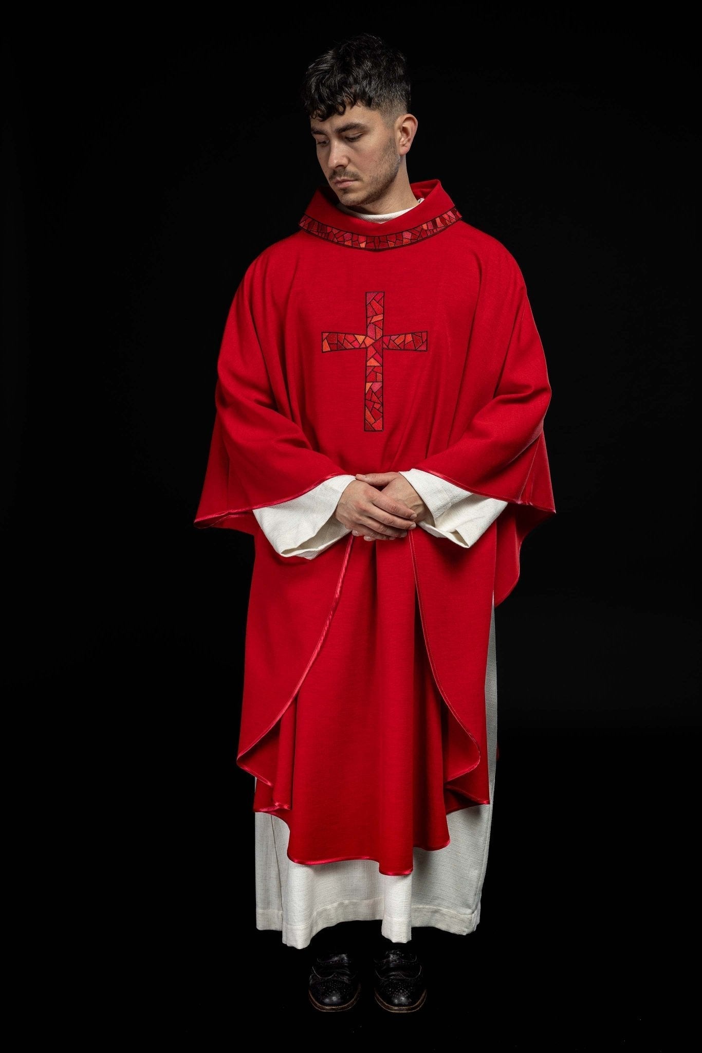 Chasuble brodée de la croix Rouge KOR/257/02/62 - CHASUBLES.FR