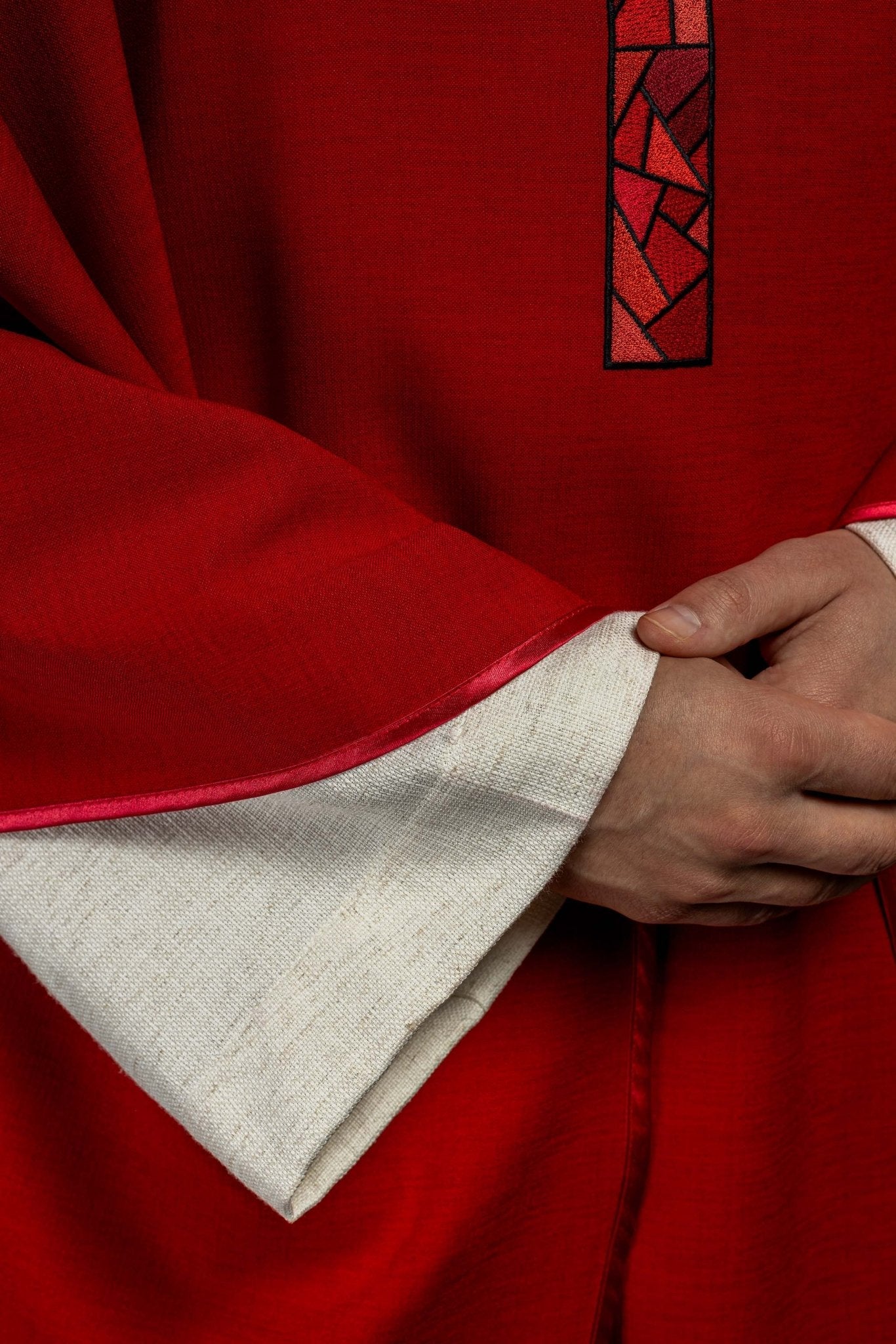 Chasuble brodée de la croix Rouge KOR/257/02/62 - CHASUBLES.FR