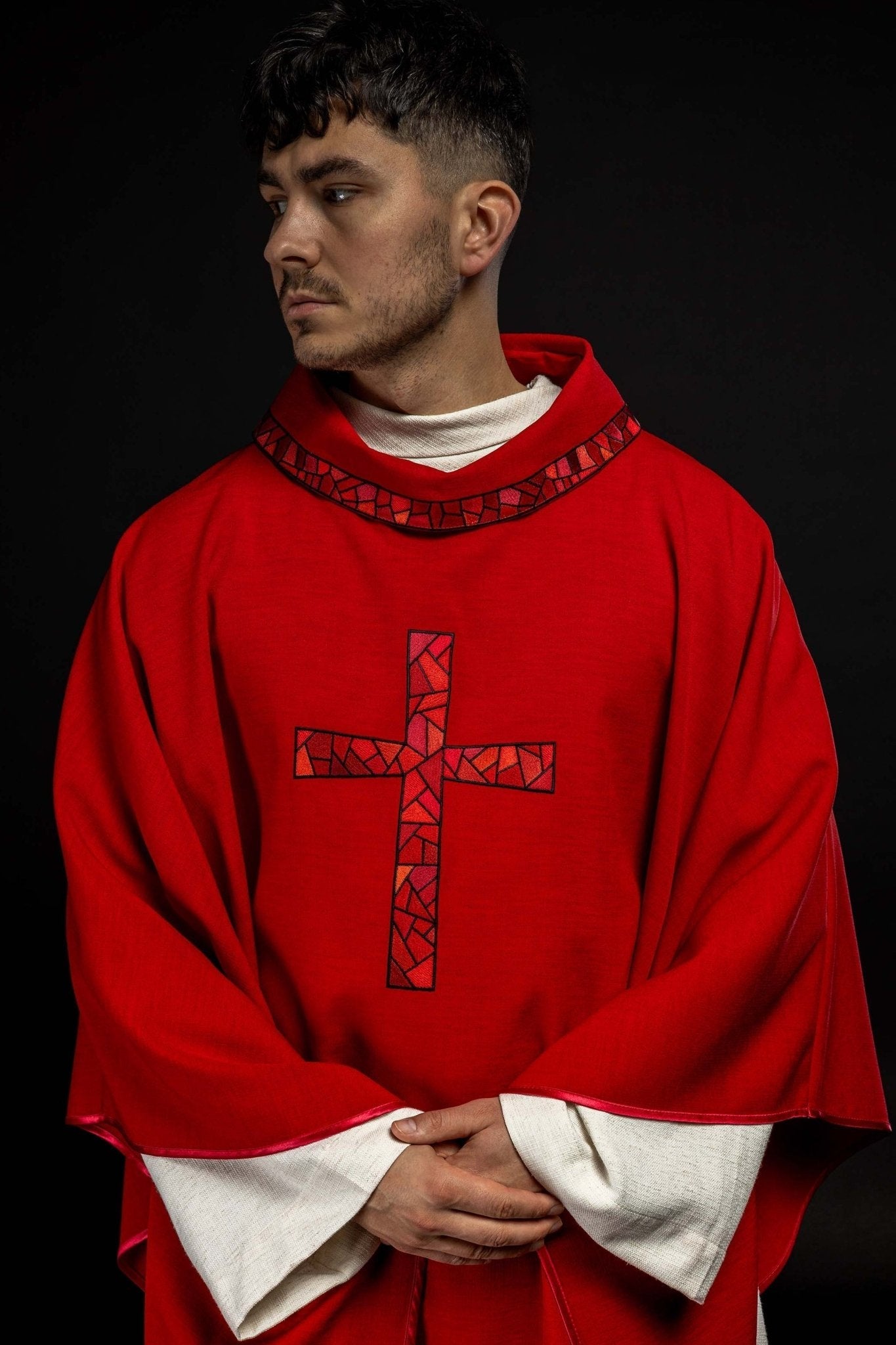 Chasuble brodée de la croix Rouge KOR/257/02/62 - CHASUBLES.FR