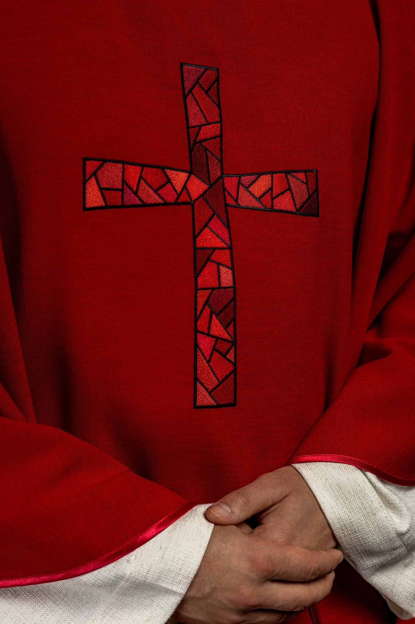 Chasuble brodée de la croix Rouge KOR/257/02/62 - CHASUBLES.FR