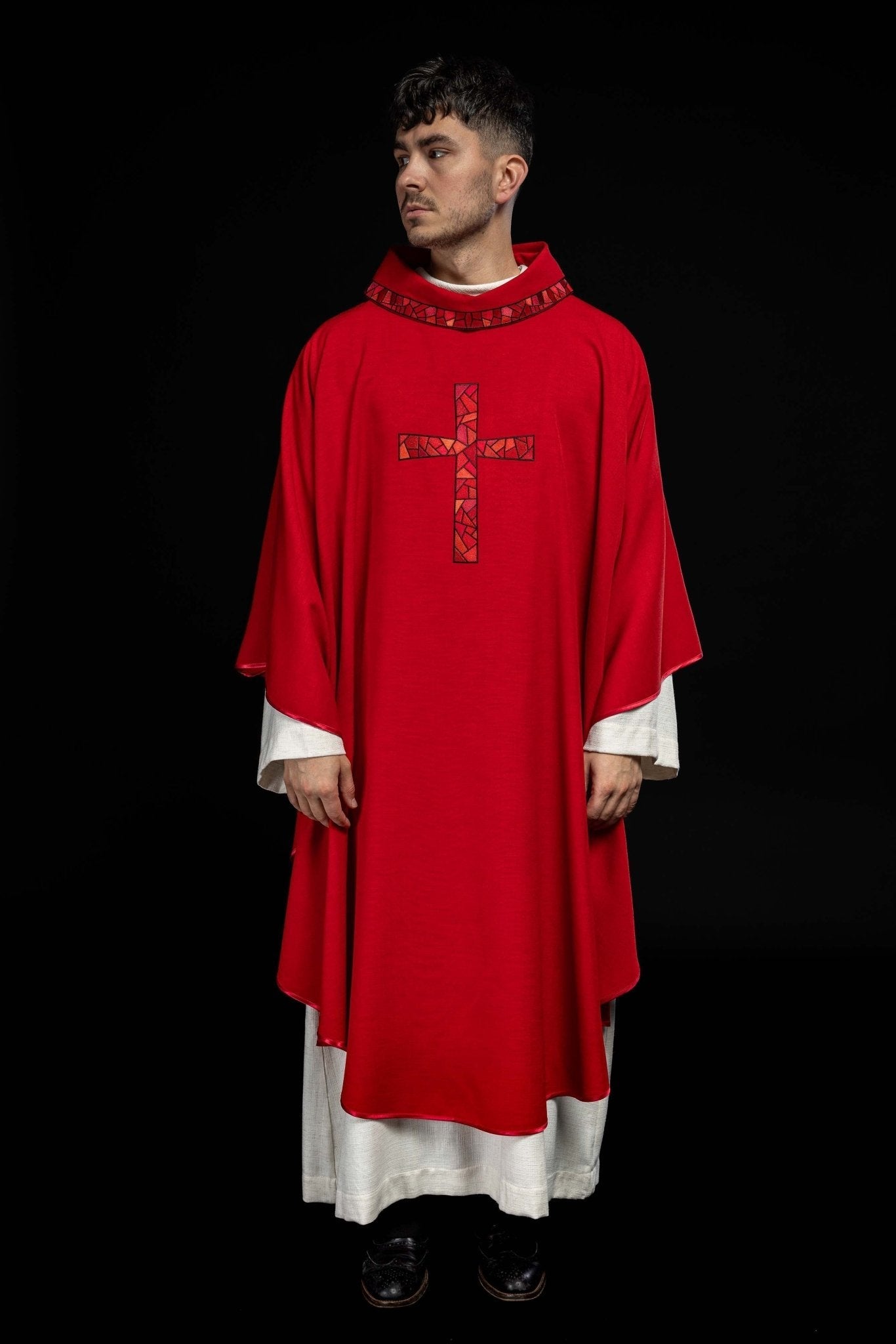 Chasuble brodée de la croix Rouge KOR/257/02/62 - CHASUBLES.FR