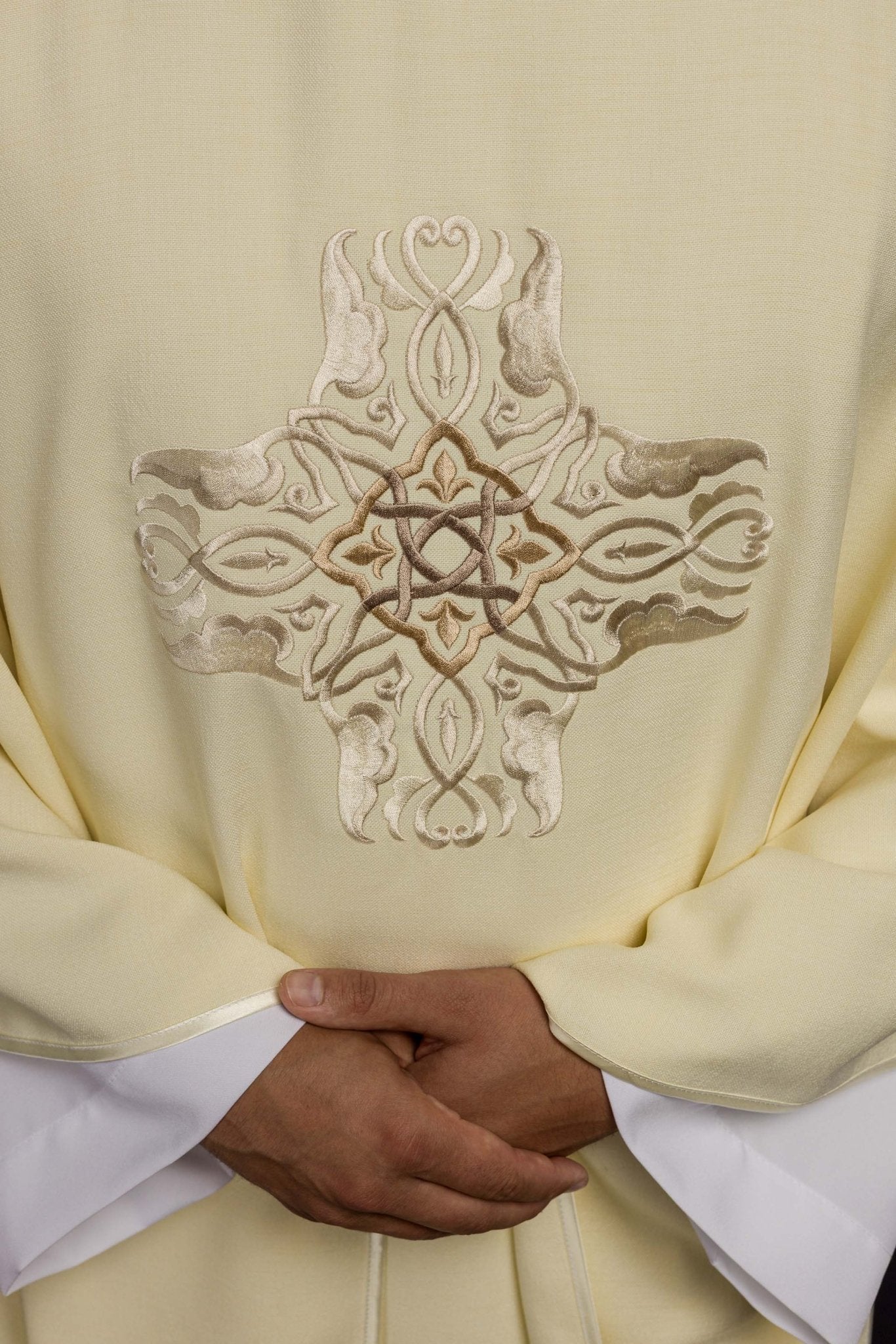 Chasuble brodée du motif de la Croix en écru HA7035 - 05 ECRU - CHASUBLES.FR