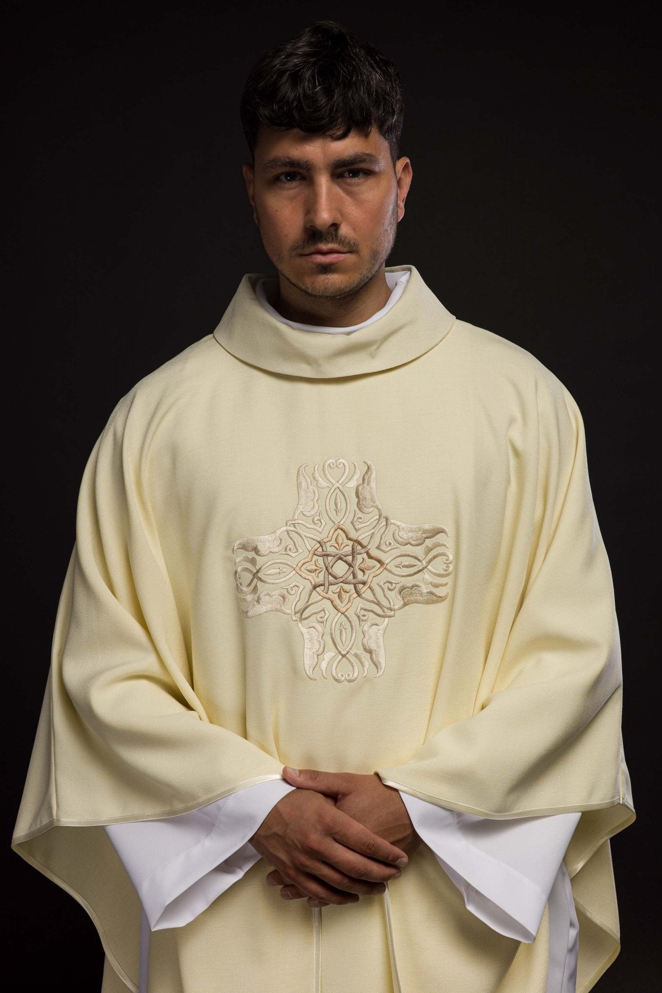 Chasuble brodée du motif de la Croix en écru HA7035 - 05 ECRU - CHASUBLES.FR