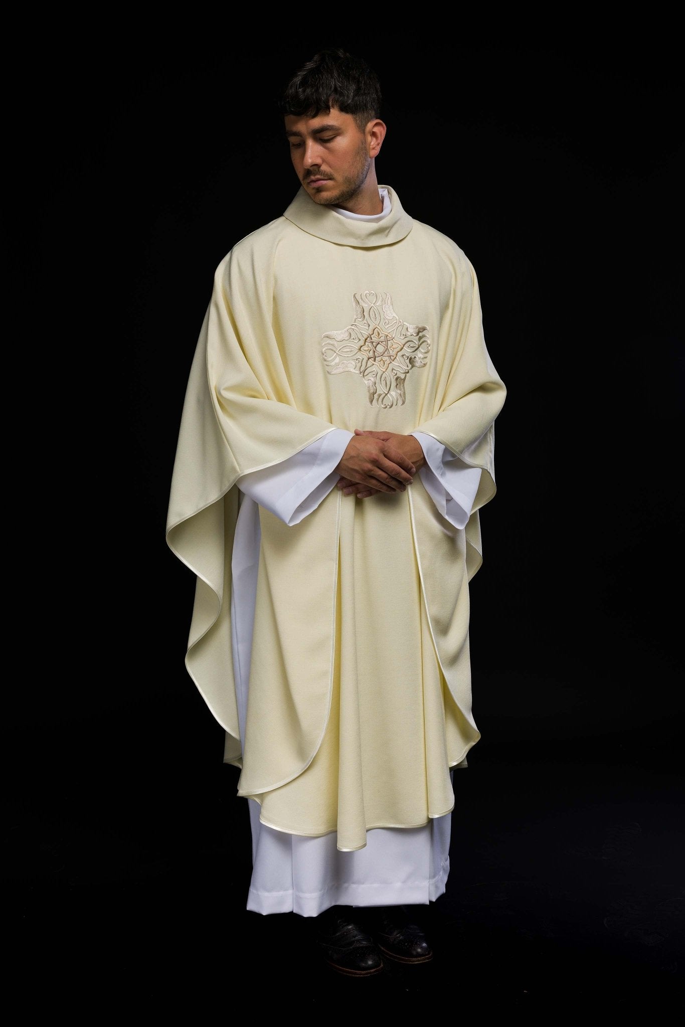 Chasuble brodée du motif de la Croix en écru HA7035 - 05 ECRU - CHASUBLES.FR