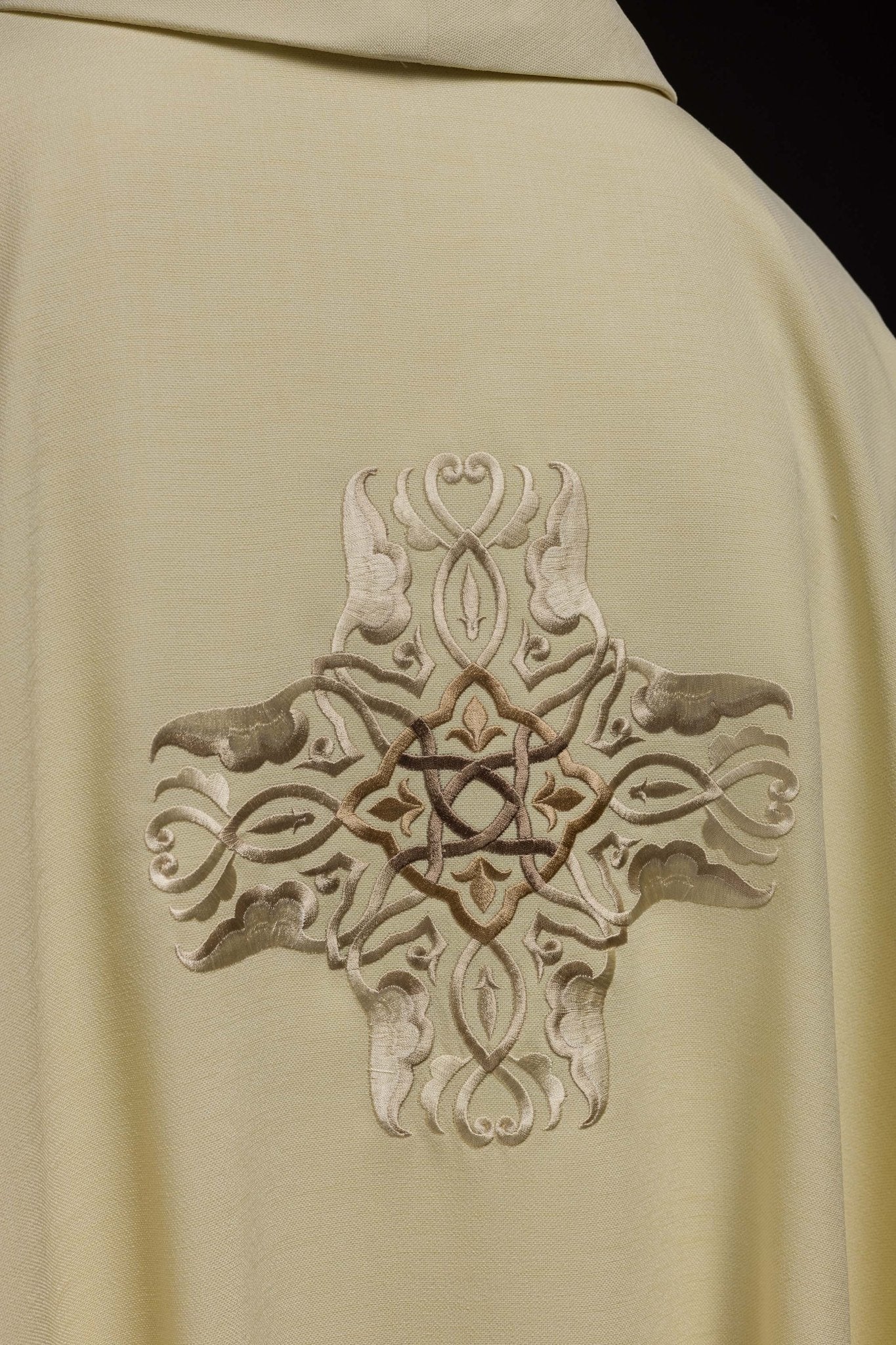 Chasuble brodée du motif de la Croix en écru HA7035 - 05 ECRU - CHASUBLES.FR