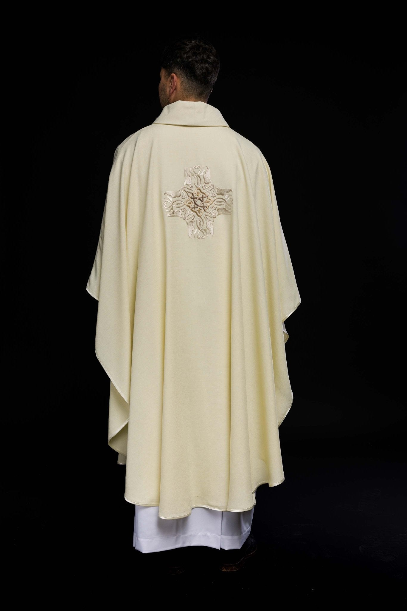 Chasuble brodée du motif de la Croix en écru HA7035 - 05 ECRU - CHASUBLES.FR