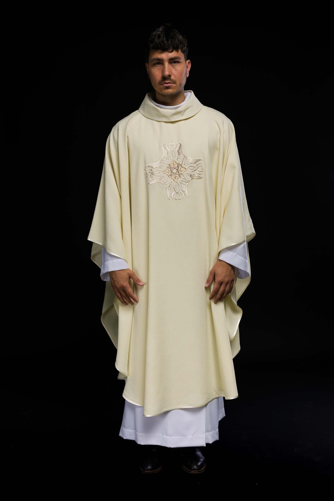 Chasuble brodée du motif de la Croix en écru HA7035 - 05 ECRU - CHASUBLES.FR