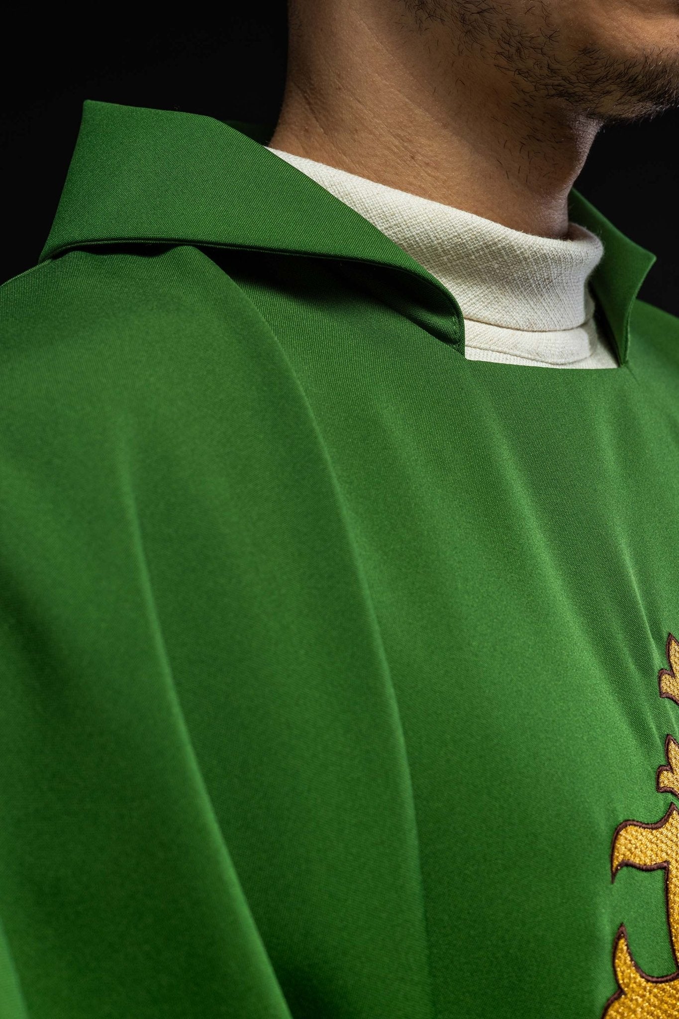 Chasuble brodée du symbole JHS et large col vert KOK/005/01/12/KARO - CHASUBLES.FR