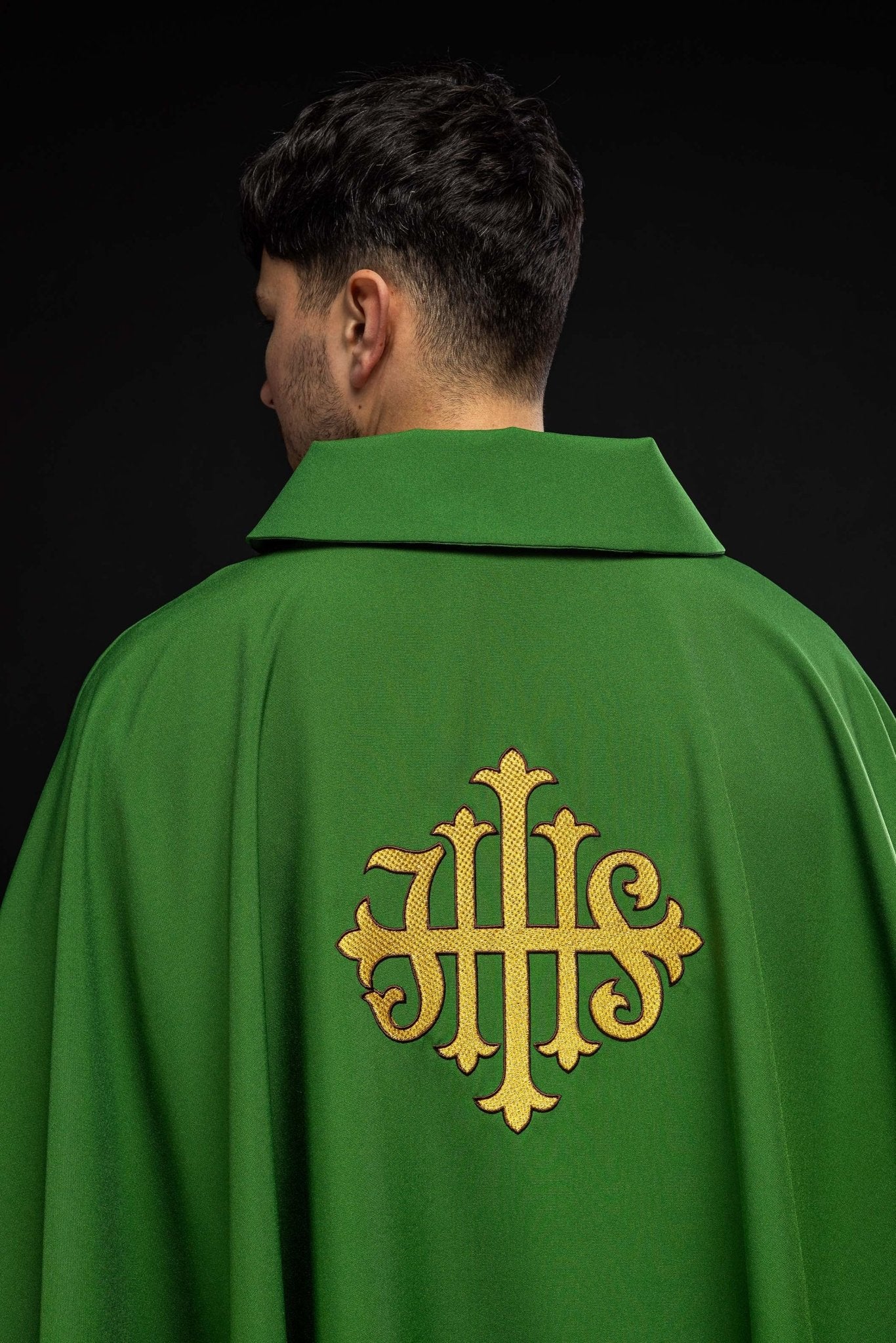 Chasuble brodée du symbole JHS et large col vert KOK/005/01/12/KARO - CHASUBLES.FR