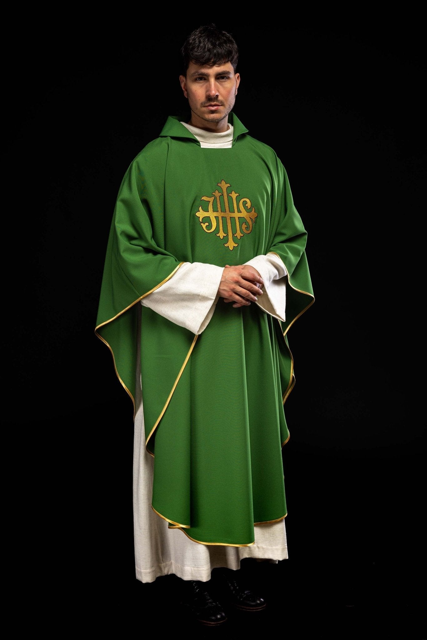 Chasuble brodée du symbole JHS et large col vert KOK/005/01/12/KARO - CHASUBLES.FR