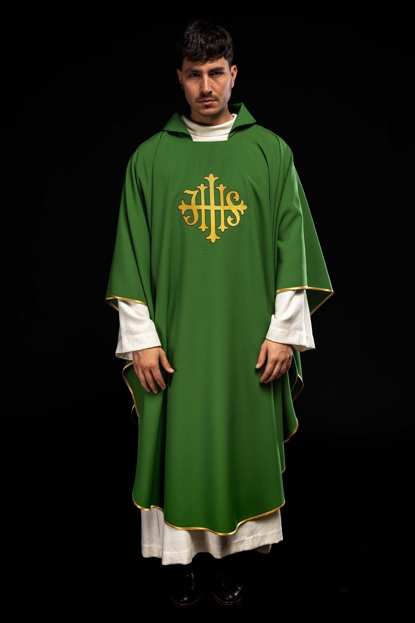 Chasuble brodée du symbole JHS et large col vert KOK/005/01/12/KARO - CHASUBLES.FR