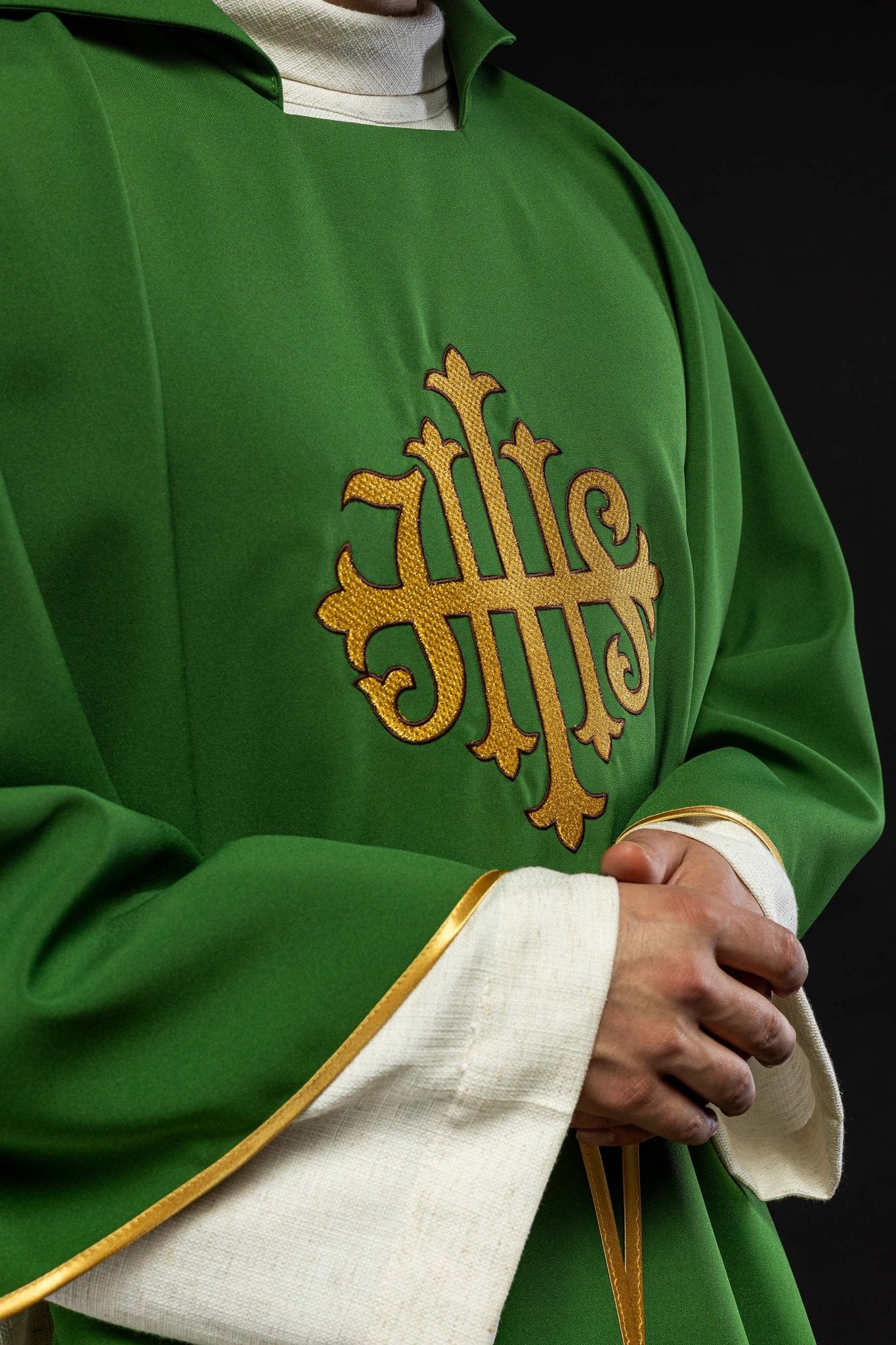 Chasuble brodée du symbole JHS et large col vert KOK/005/01/12/KARO - CHASUBLES.FR