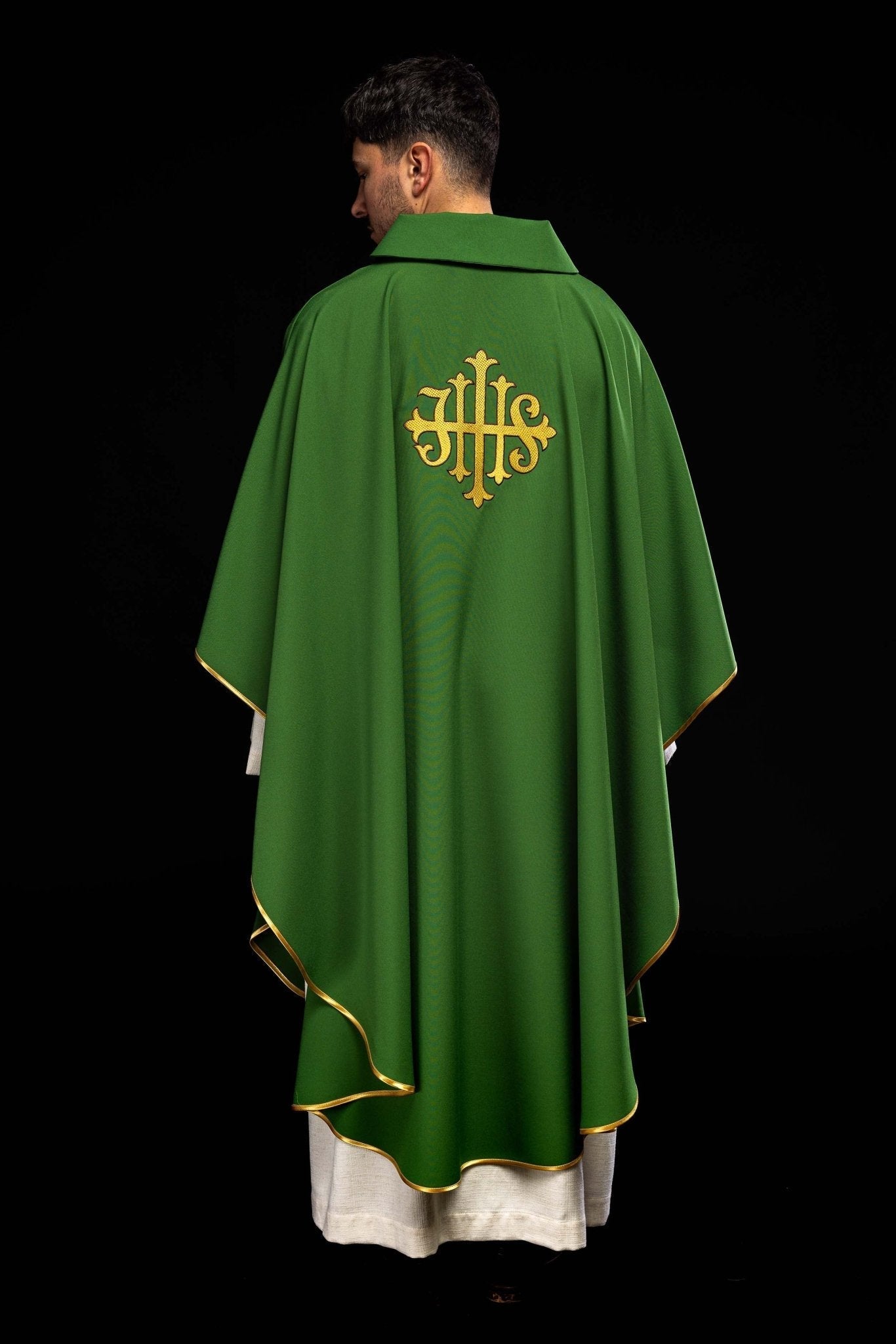 Chasuble brodée du symbole JHS et large col vert KOK/005/01/12/KARO - CHASUBLES.FR