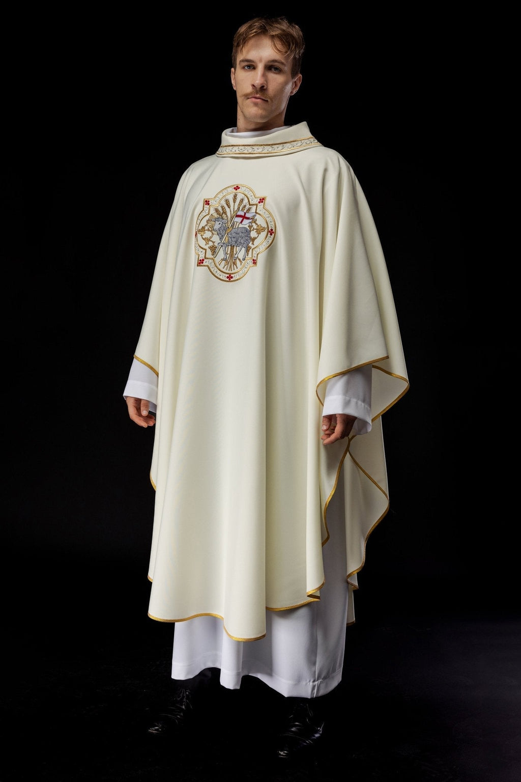 Chasuble brodée d'un motif d'agneau écru KOR/396/05/01 - CHASUBLES.FR