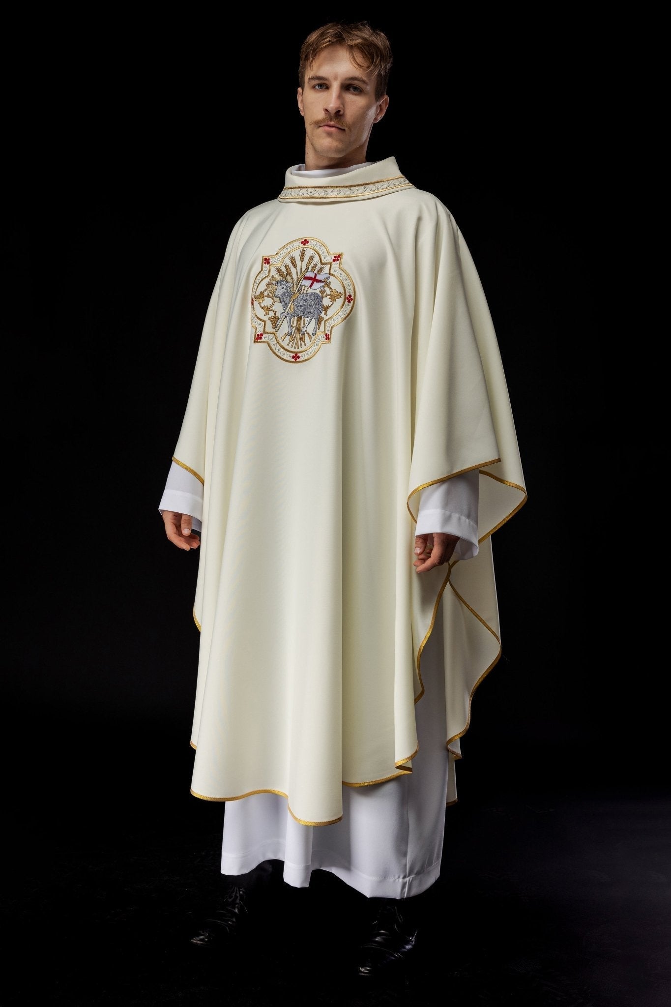 Chasuble brodée d'un motif d'agneau écru KOR/396/05/01 - CHASUBLES.FR