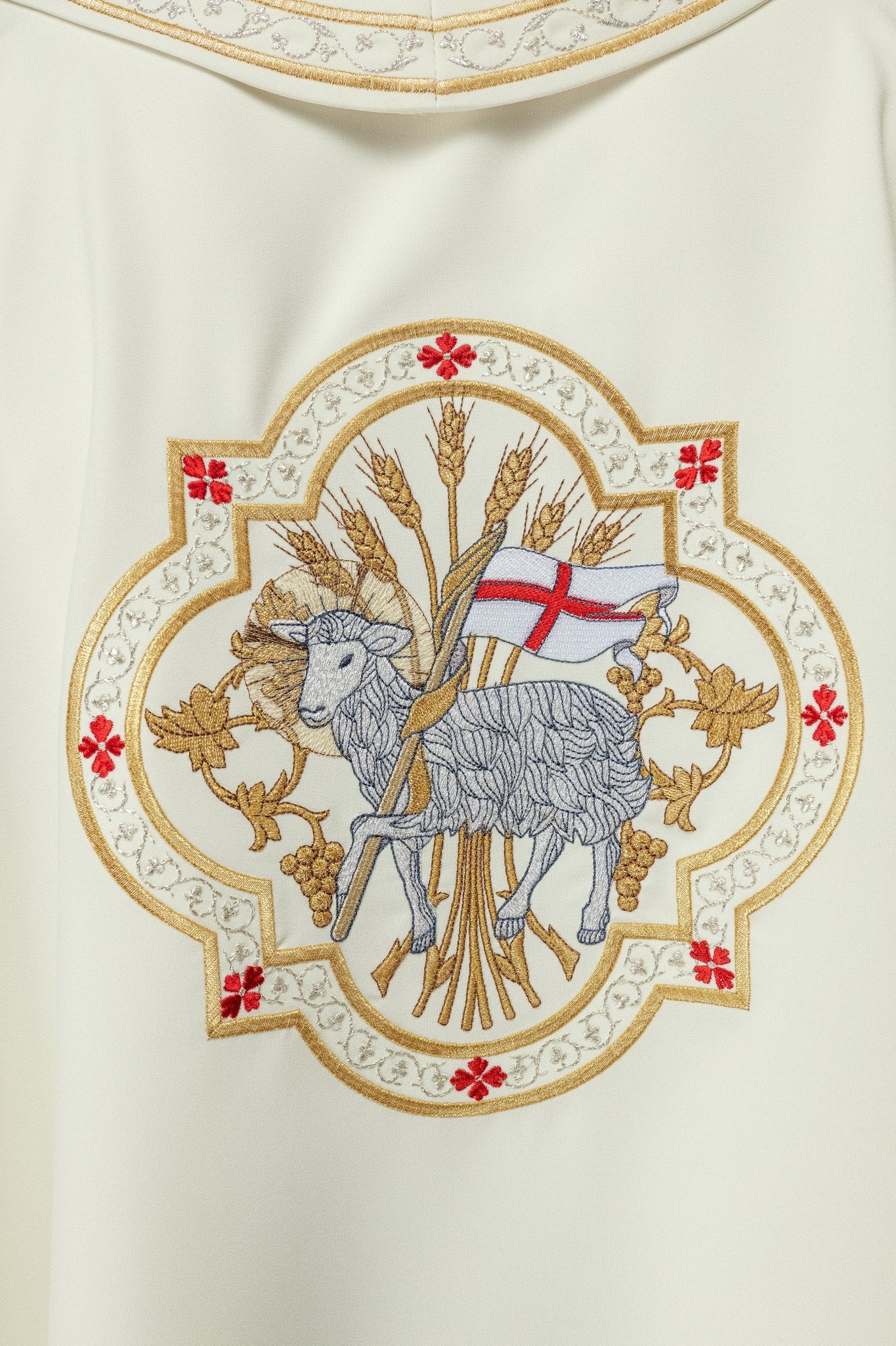 Chasuble brodée d'un motif d'agneau écru KOR/396/05/01 - CHASUBLES.FR