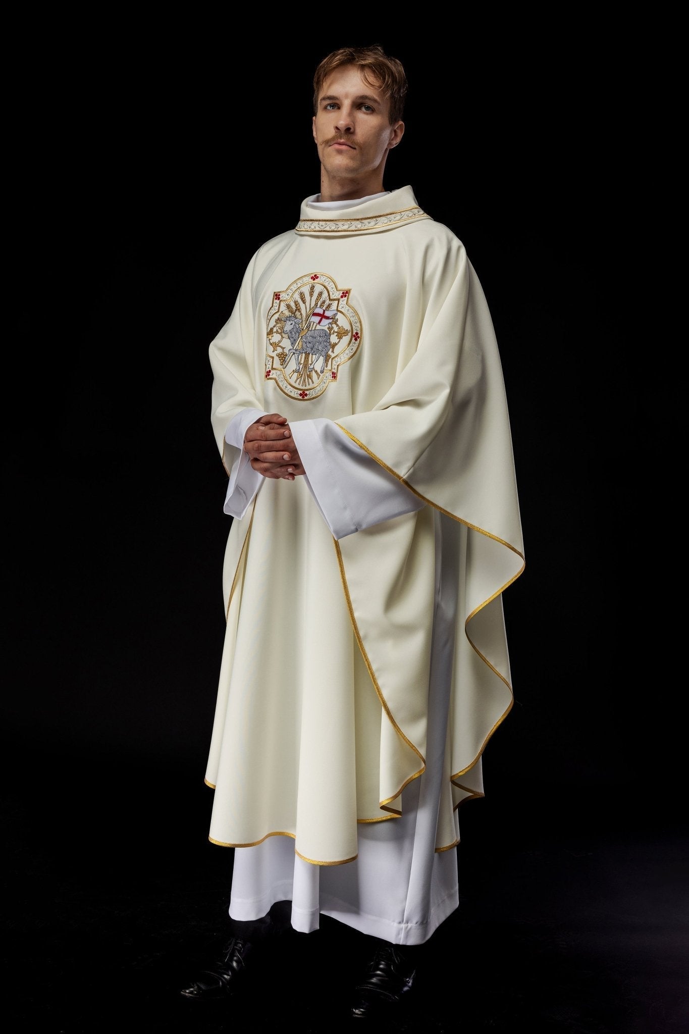 Chasuble brodée d'un motif d'agneau écru KOR/396/05/01 - CHASUBLES.FR