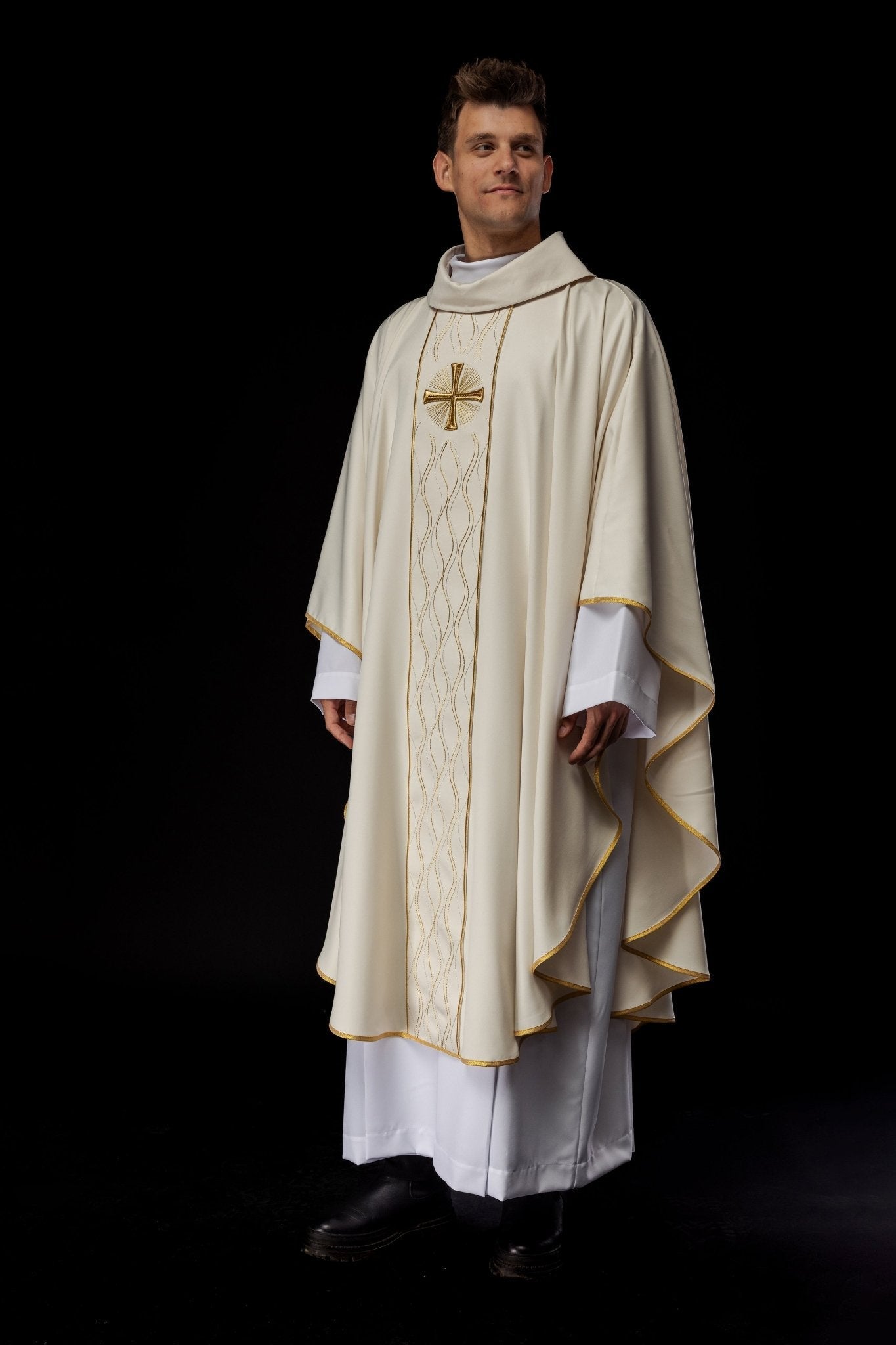 Chasuble brodée écru avec croix KOR/277/05/53 - CHASUBLES.FR