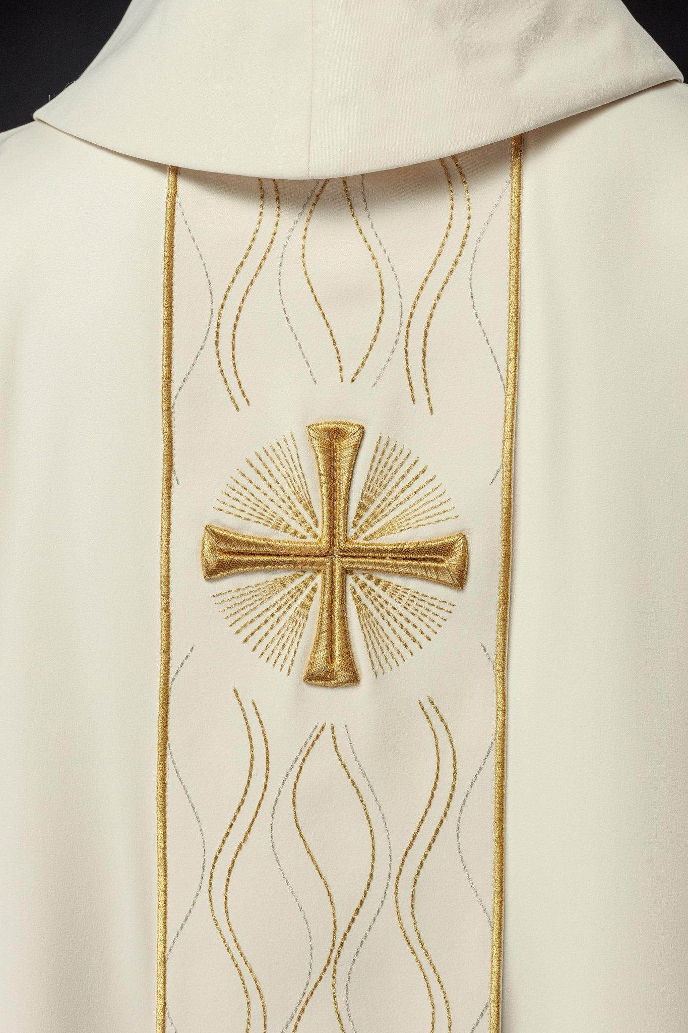 Chasuble brodée écru avec croix KOR/277/05/53 - CHASUBLES.FR