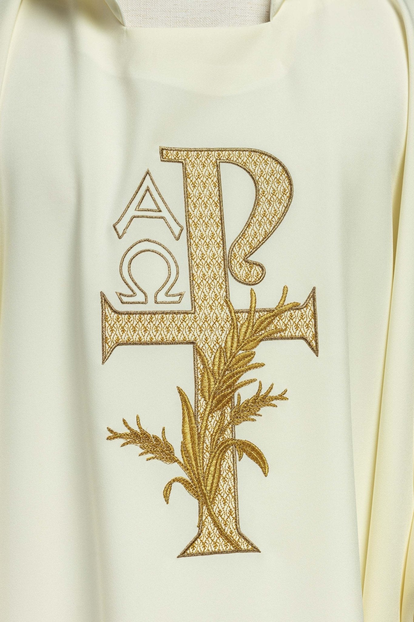 Chasuble brodée écru avec symbole Alpha et Omega et large col KOK/004/05/12/KARO - CHASUBLES.FR