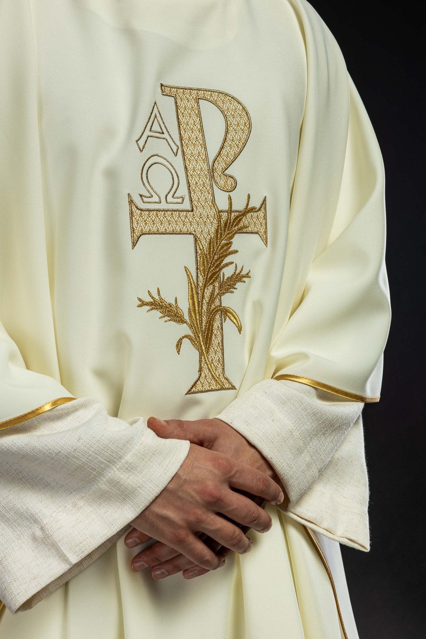 Chasuble brodée écru avec symbole Alpha et Omega et large col KOK/004/05/12/KARO - CHASUBLES.FR
