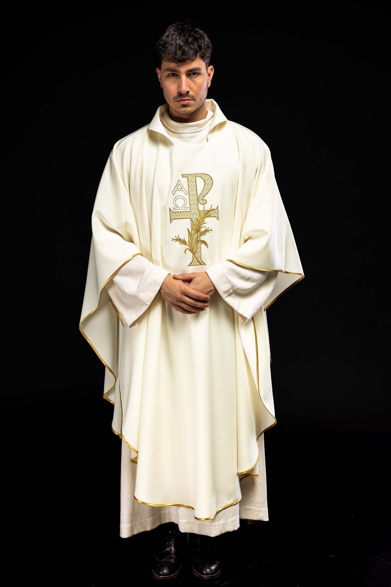 Chasuble brodée écru avec symbole Alpha et Omega et large col KOK/004/05/12/KARO - CHASUBLES.FR