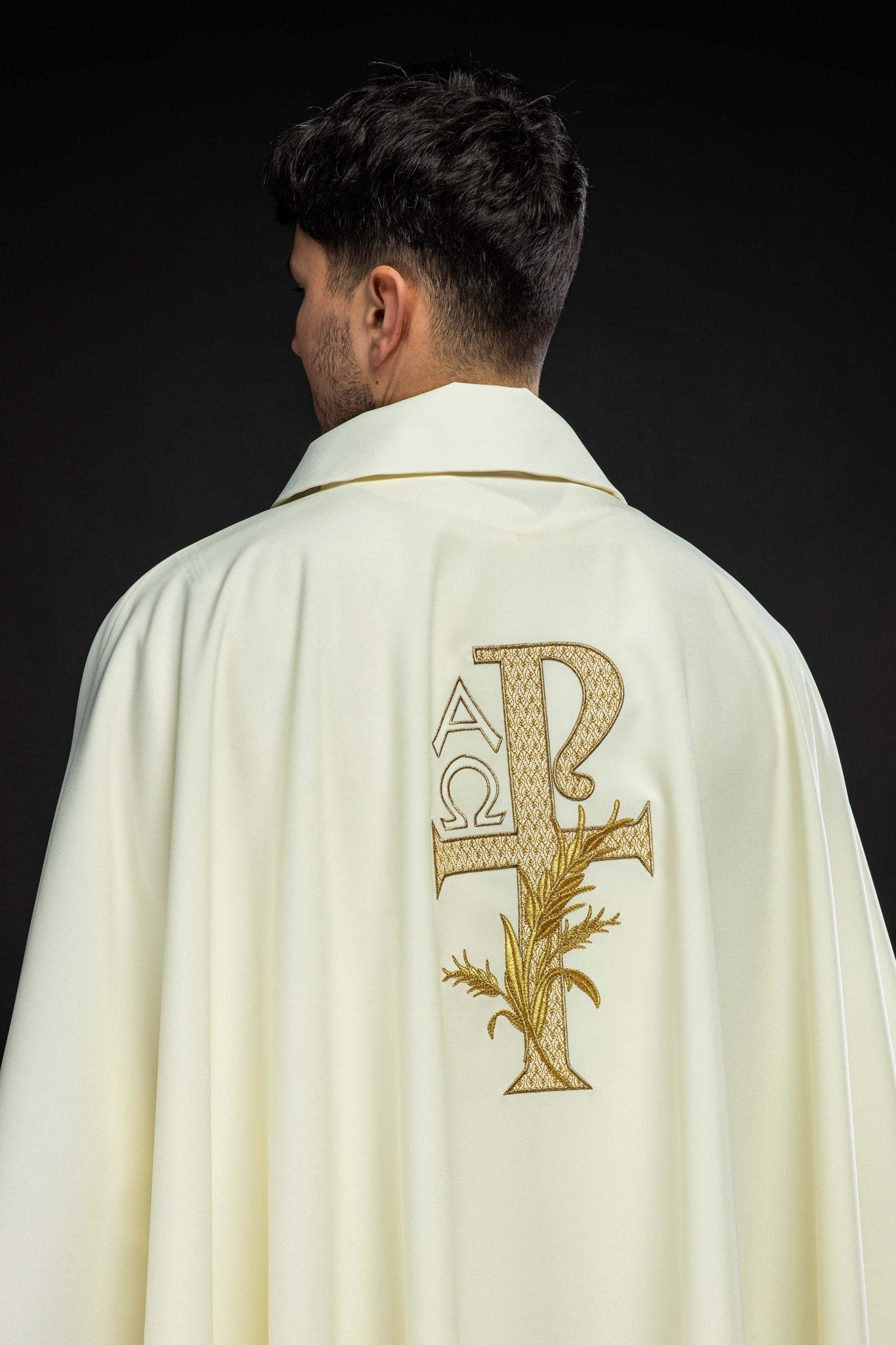 Chasuble brodée écru avec symbole Alpha et Omega et large col KOK/004/05/12/KARO - CHASUBLES.FR