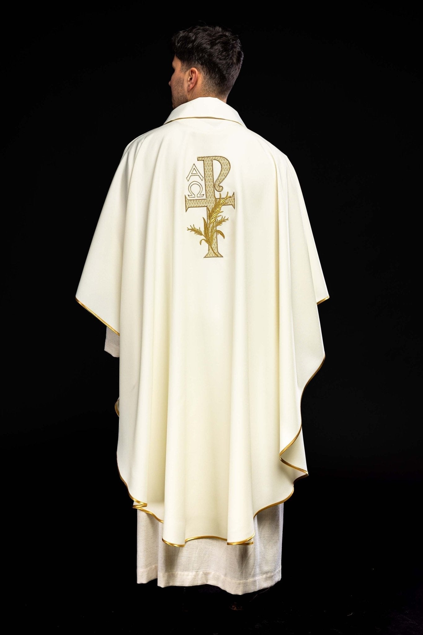 Chasuble brodée écru avec symbole Alpha et Omega et large col KOK/004/05/12/KARO - CHASUBLES.FR