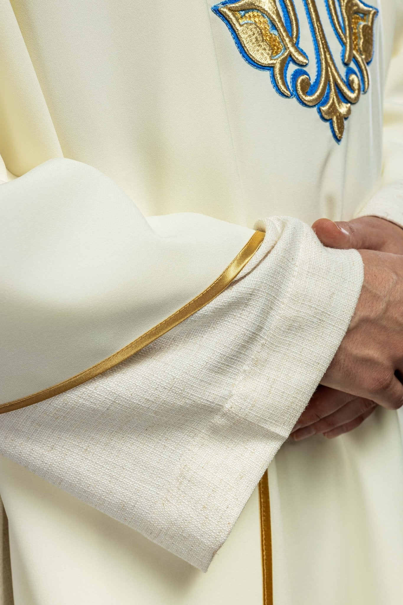 Chasuble brodée écru avec symbole marial et large col KOK/002/05/12/KARO - CHASUBLES.FR