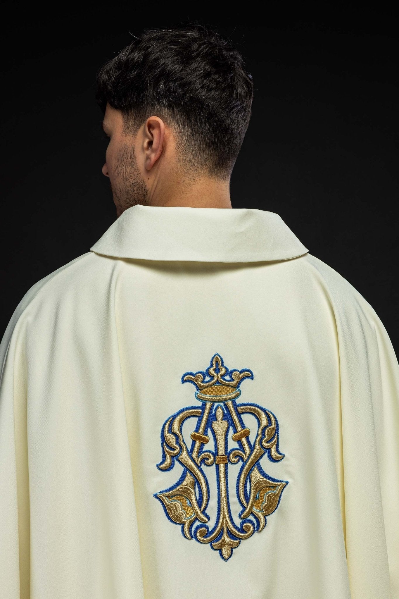 Chasuble brodée écru avec symbole marial et large col KOK/002/05/12/KARO - CHASUBLES.FR