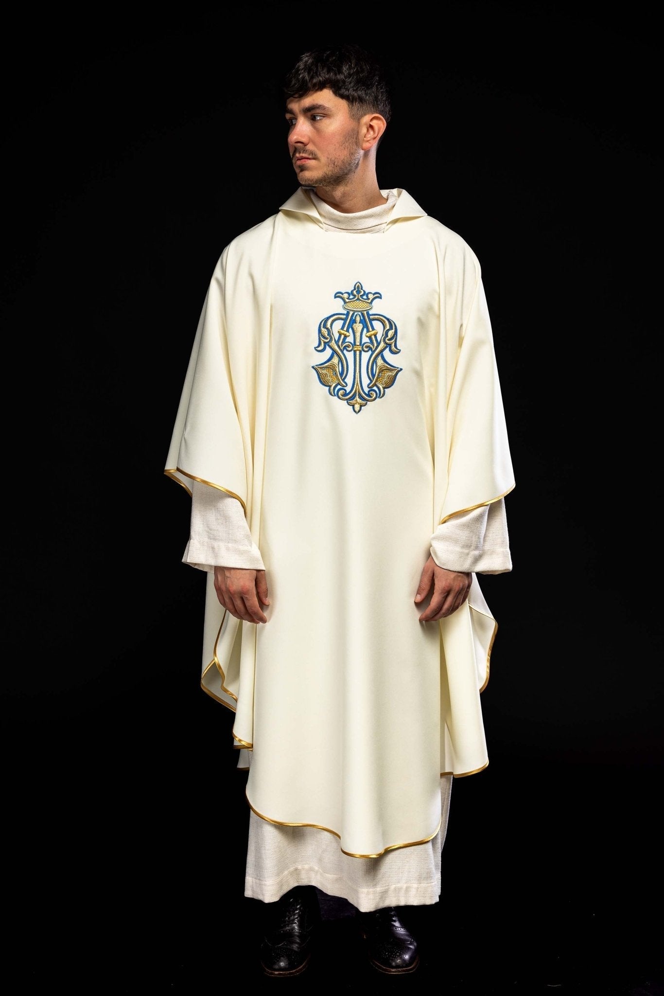 Chasuble brodée écru avec symbole marial et large col KOK/002/05/12/KARO - CHASUBLES.FR