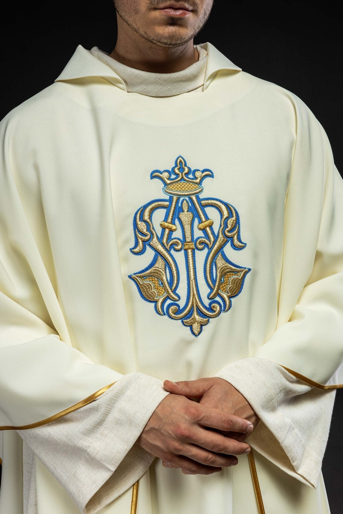 Chasuble brodée écru avec symbole marial et large col KOK/002/05/12/KARO - CHASUBLES.FR