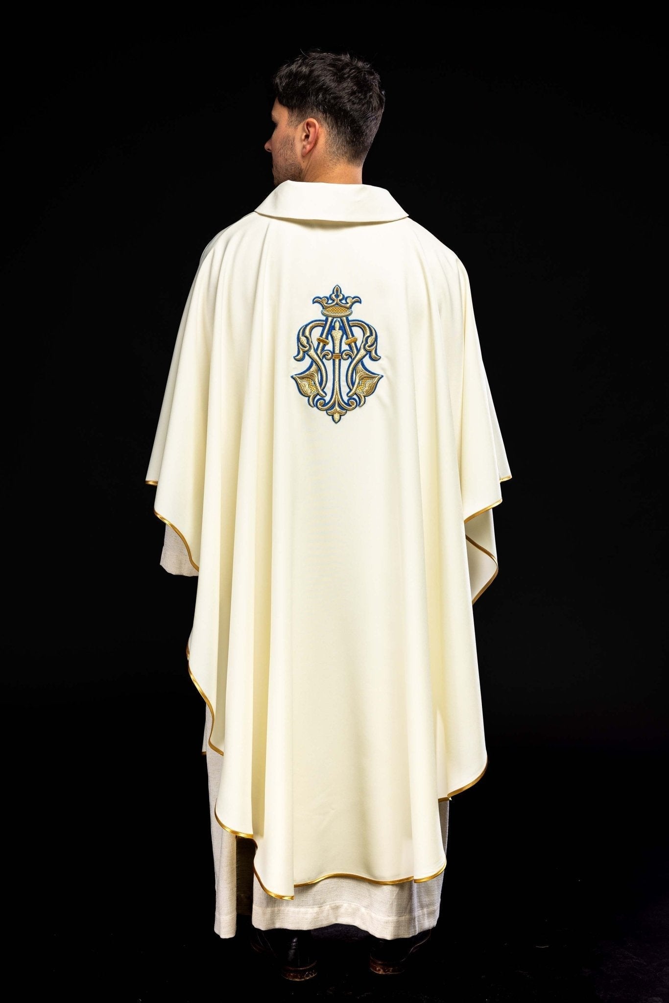 Chasuble brodée écru avec symbole marial et large col KOK/002/05/12/KARO - CHASUBLES.FR